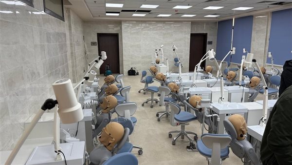 مندور يتفقد تجهيزات معامل جامعة الإسماعيلية الأهلية (صور)