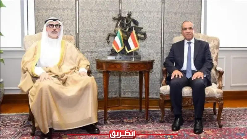 وزيرا الخارجية ونظيره الكويتي يعقدان مشاورات سياسية ويؤكدان عمق العلاقات الأخوية بين البلدين