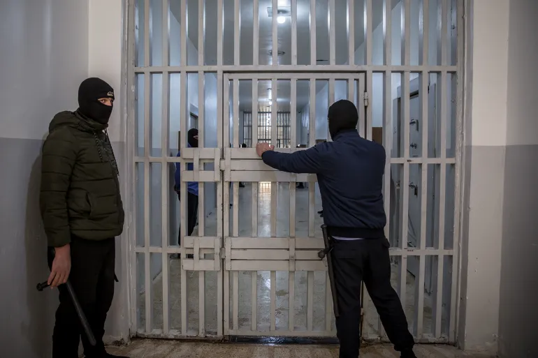 الإفراج عن مئات المعتقلين في سجون قسد