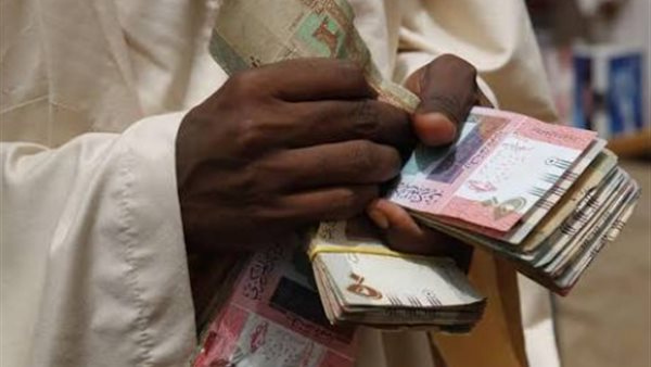 الدولار وصل لـ 5000، انهيار غير مسبوق للجنيه السوداني يثير المخاوف وارتفاع سعر لتر البنزين إلى 40 ألفا