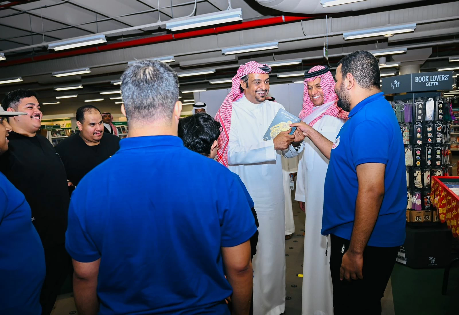 الوسطان الرياضي والثقافي يحتفلان بتوقيع كتاب «على حافة كرة القدم»