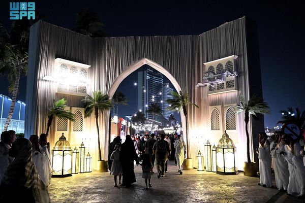 أجواء العيد تنبض بالحياة في واجهة جدة البحرية