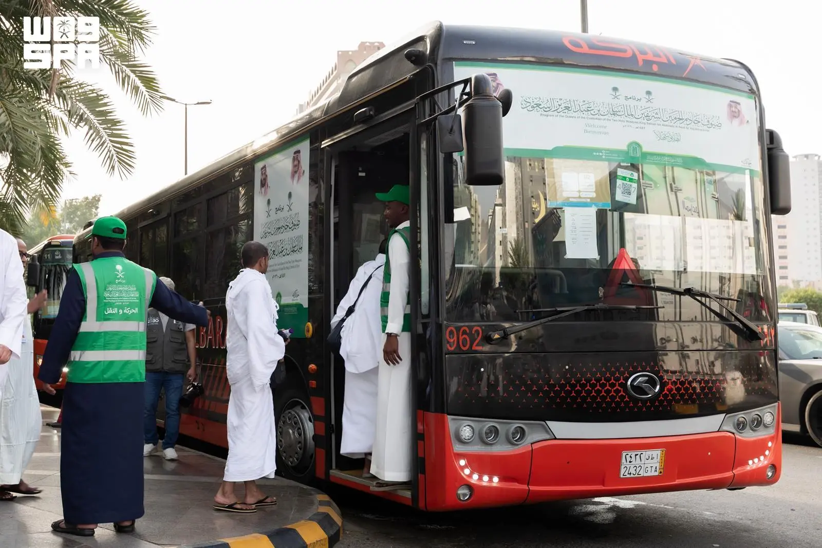 الشؤون الإسلامية تُسيّر أكثر من 50 رحلة ترددية يوميًا لنقل ضيوف برنامج خادم الحرمين الشريفين إلى المسجد الحرام