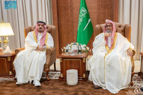 أمير الرياض يزور مفتي عام المملكة