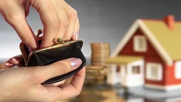 هل يجوز للمرأة أخذ جزء من مصروف البيت دون علم زوجها؟ أمين الفتوى يجيب