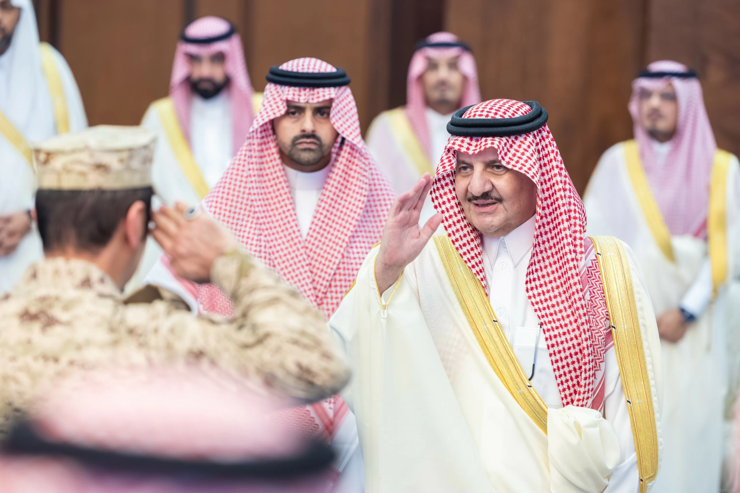 أمير المنطقة الشرقية يستقبل أهالي المنطقة المهنئين بعيد الفطر المبارك