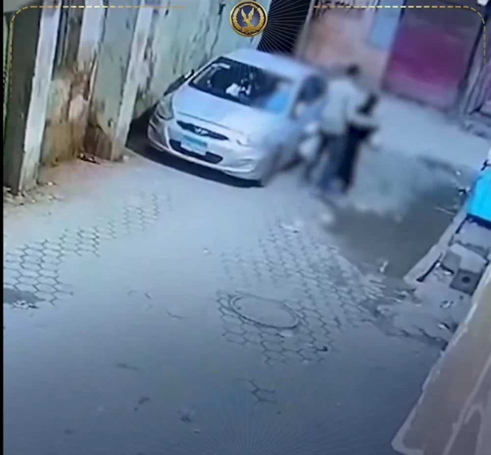تجاوزت الـ80 ووقعت ضحية لمتحرش.. فيديو صادم يثير غضباً واسعاً في مصر