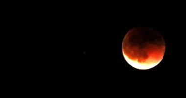 أبرز الظواهر الفلكية فى رمضان.. خسوف كلى للقمر الحدث الأبرز ويحدث فى هذا التوقيت من الشهر المبارك.. وبداية الاعتدال الربيعى وتساوى الليل والنهار فى هذا اليوم.. ولا يفوتكم رصد القمر والنجوم البراقة تزي