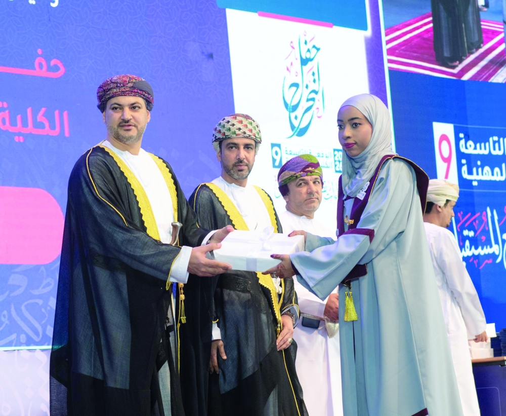 وزارة العمل تحتفل بتخريج الدفعة التاسعة من طلبة الكليات المهنية بصلالة لعام 2026