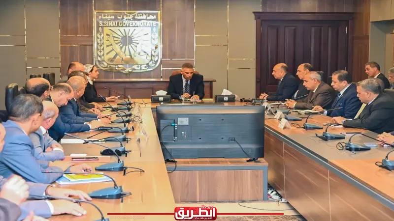 محافظ جنوب سيناء يطالب رؤساء المدن ومديري الإدارات برفع مستوى الأداء بكافة القطاعات