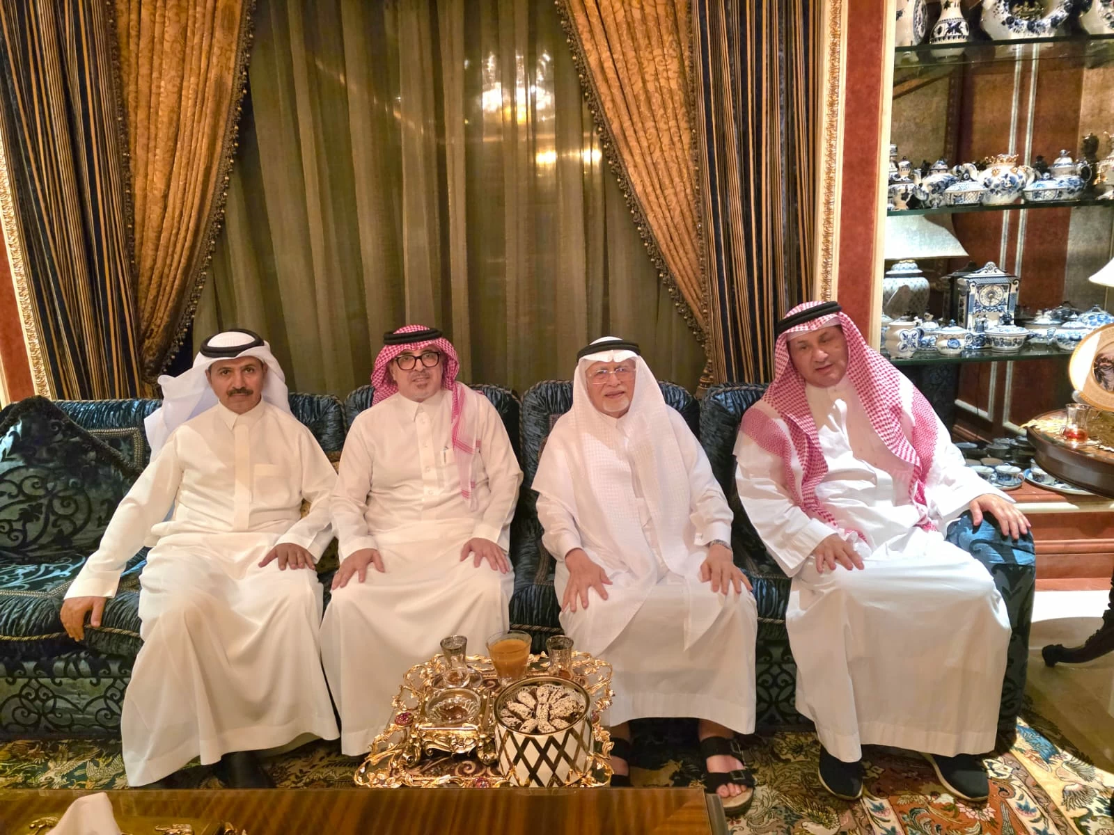 في جلسة حوارية.. خوجة ووفد «هيئة الصحفيين» بجدة يناقشون تحولات الإعلام ودور الصحفي
