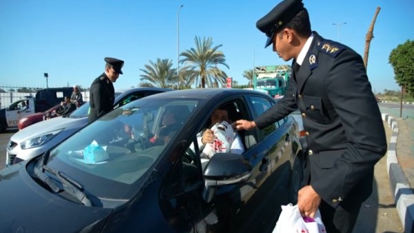 رجال الشرطة يوزعون الوجبات على المواطنين بالشوارع والميادين قبل الإفطار