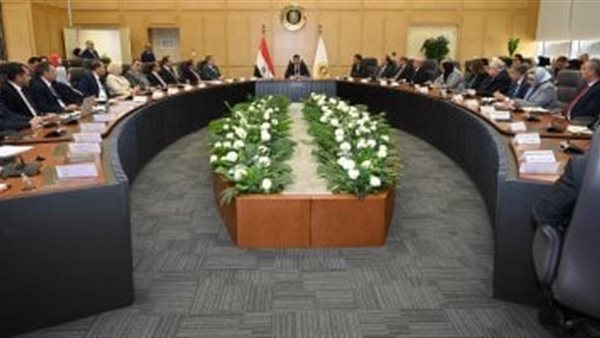وزير الصناعة يؤكد تطوير الأداء المؤسسي وتعزيز تنافسية الصناعة المصرية