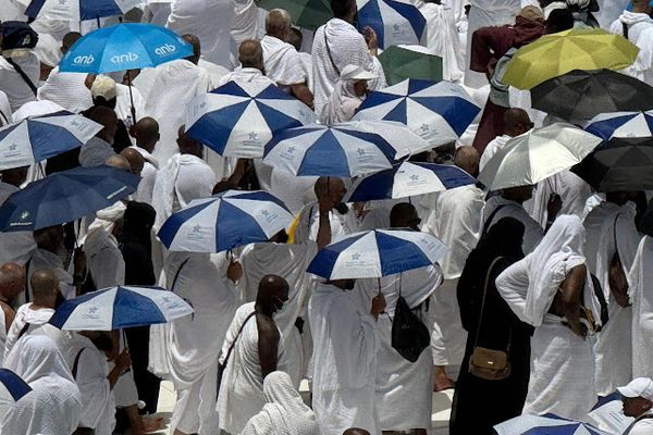 300 ألف مظلة تجسد جهود الصحة القابضة لحماية ضيوف الرحمن