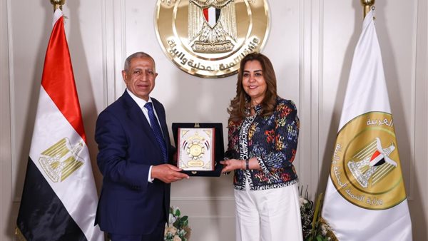 وزيرة التنمية المحلية ورئيس الأكاديمية العربية يشهدان توقيع بروتوكول تعاون لتطوير قدرات العاملين بالمحليات