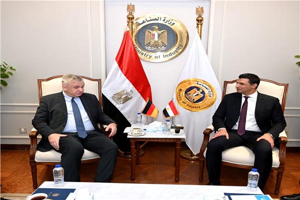 وزير الصناعة يبحث مع سفير ألمانيا سبل تعزيز التعاون الصناعي بين البلدين