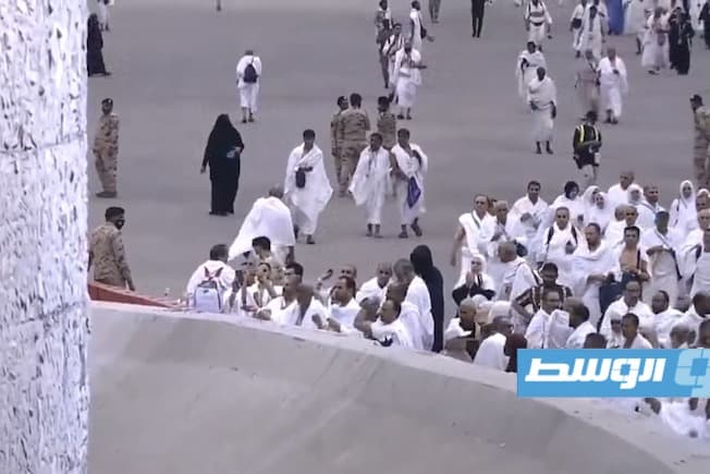 حجاج بيت الله الحرام يرمون جمرة العقبة الكبرى (فيديو)
