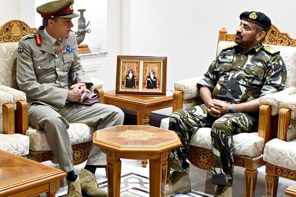 رئيس أركان قوات السلطان المسلحة يستقبل مسؤولًا عسكريًّا بريطانيًا