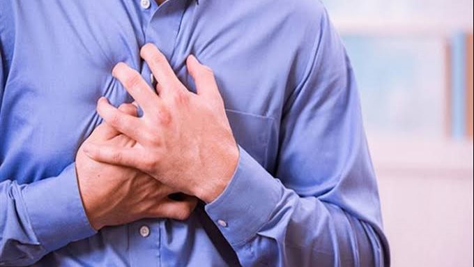 لو حسيت بذبحة صدرية توجه للطبيب فورًا.. جمال شعبان يوضح الأعراض والخطورة