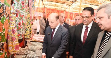 محافظ الغربية يتفقد معرض مخرجات التعليم الفنى بمشاركة 110 طلاب من 109 مدارس