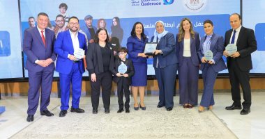 وزيرة التضامن تكرم أبطال مسلسل مسلسل «اللون الأزرق».. مايا مرسى مشيدة بالشركة المتحدة: عمل درامى واحد قد يفوق كل الجهود فى دعم قضايا التوحد.. وتعلن إطلاق جائزة مع «قادرون باختلاف» لأفضل الأعمال الفنية
