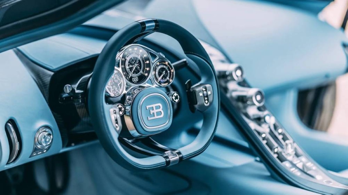 من 650 قطعة.. تحفة فنية متحركة داخل مقصورة سيارة بملايين الدولارات