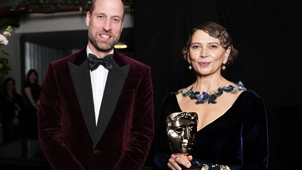 الأمير وليام يكرم دونا لانغلي في حفل البافتا (فيديو)