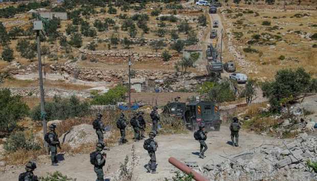 قوات الاحتلال تقيم حاجزا عسكريا على مفرق صيدا الجولان في ريف القنيطرة جنوب سوريا