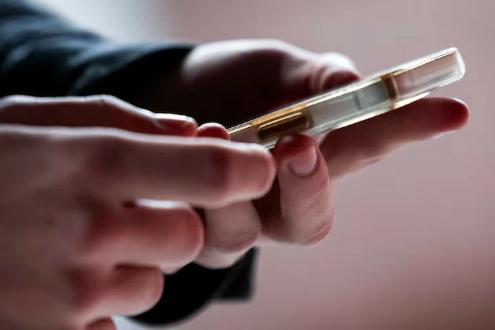 خطوة أوروبية جديدة لحماية الأطفال من إدمان الشاشات