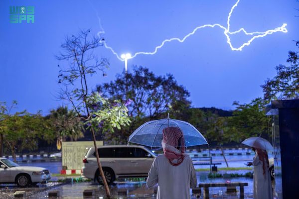 الأمطار الغزيرة والبروق ترسم لوحات جمالية في عسير