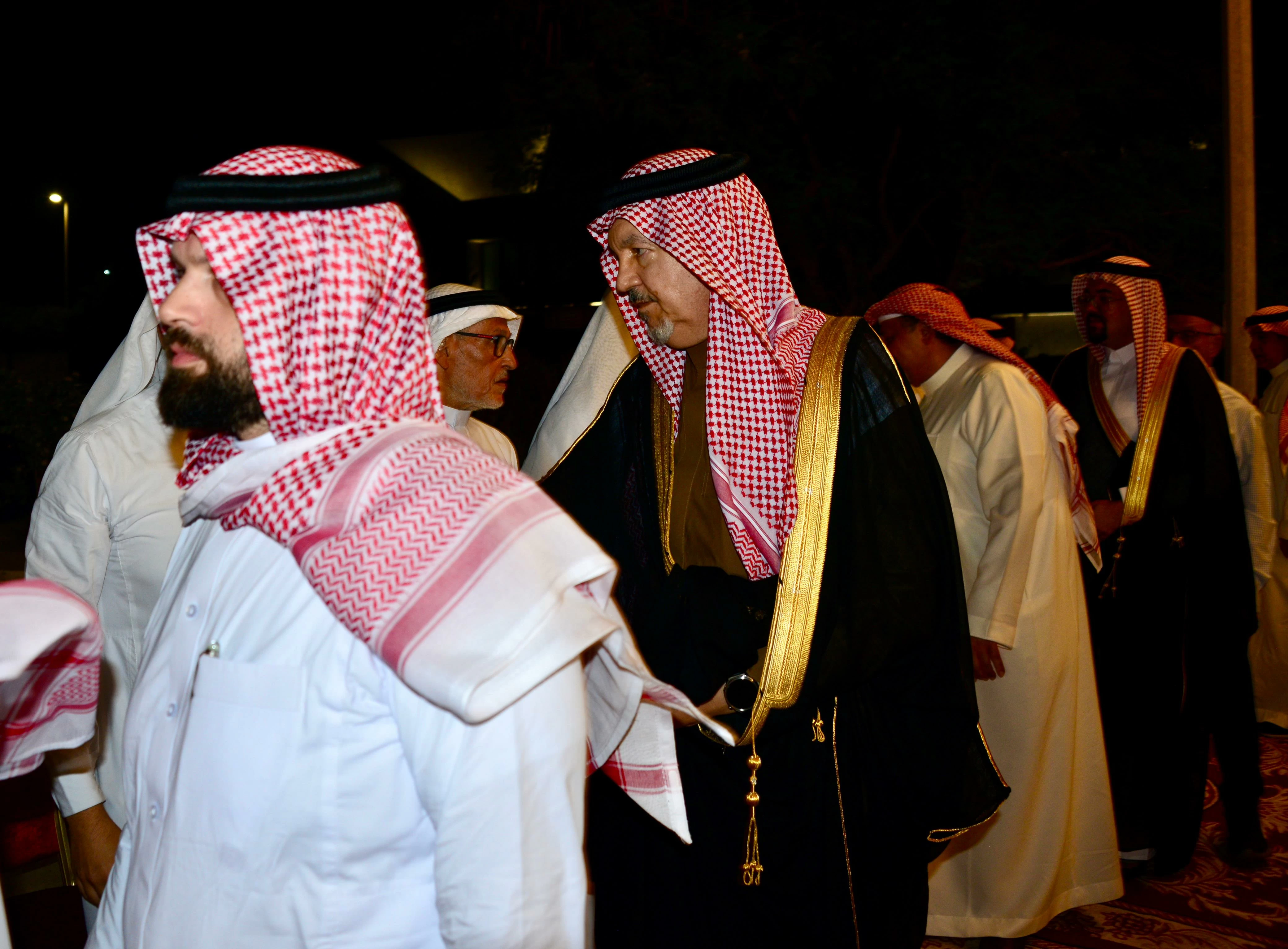 آل حافظ يستقبلون المعزين في وفاة فقيدهم