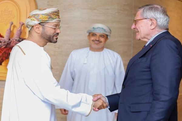 سلطنة عُمان وفرنسا تبحثان علاقات الصّداقة القائمة وسُبل تنميتها