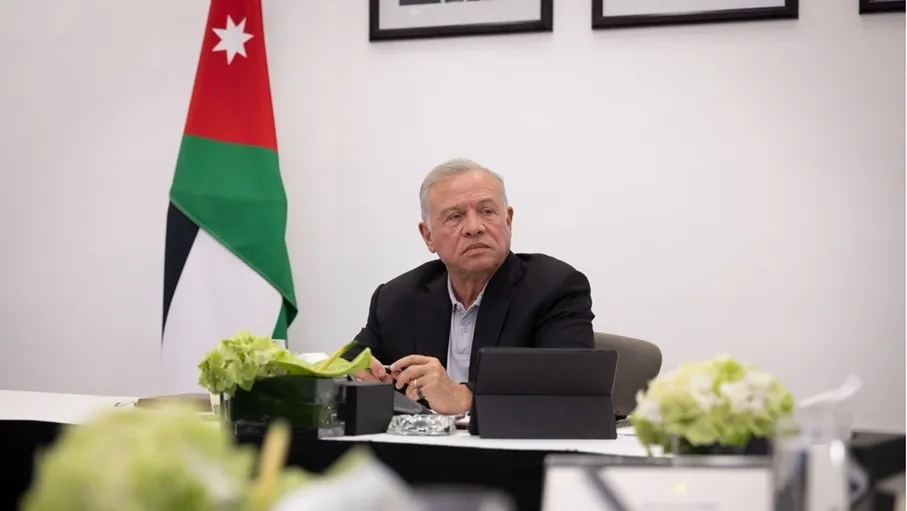 الملك يؤكد ضرورة  تكثيف الجهود الدولية لتحقيق تهدئة شاملة ومست...