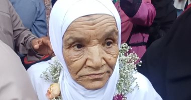 بالمدائح والدفوف.. حجاج أسوان يودعون الأهل بـ"لبيك اللهم لبيك"