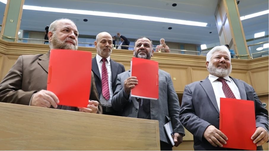 احتجاجات تحت قبة البرلمان بعد إحالة "الضمان" إلى لجنة العمل (...
