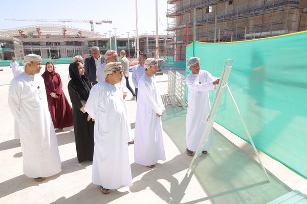 وزير الثقافة والرياضة والشباب يطّلع على مستجدات مراحل تشييد مجمع السيد طارق بن تيمور الثقافي