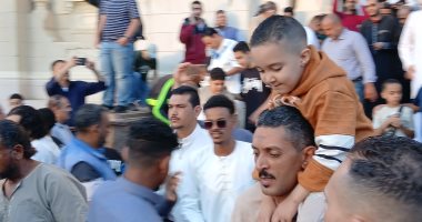 الأطفال يزينون ساحة ومسجد المرسى أبو العباس أثناء صلاة العيد بالإسكندرية