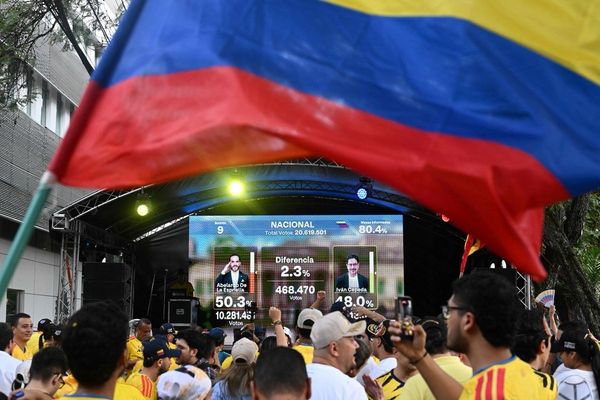 دي لا إسبرييلا يفوز بالانتخابات الرئاسية في كولومبيا