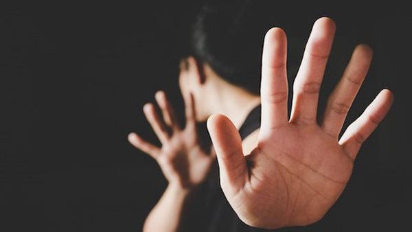 حبس وغرامة، احذر عقوبات التحرش في الأماكن العامة