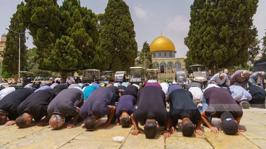 60 ألف مصلٍّ يؤدون الجمعة في المسجد الأقصى