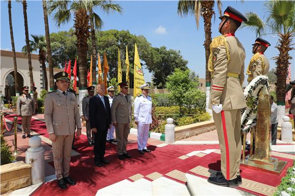 الذكرى الـ٤٤لتحرير سيناء: محافظ القاهرة يضع إكليلا من الزهورعلى مقابر الشهدء