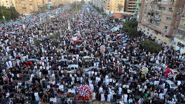 ملايين المصريين يؤدون صلاة عيد الفطر في الساحات والمساجد
