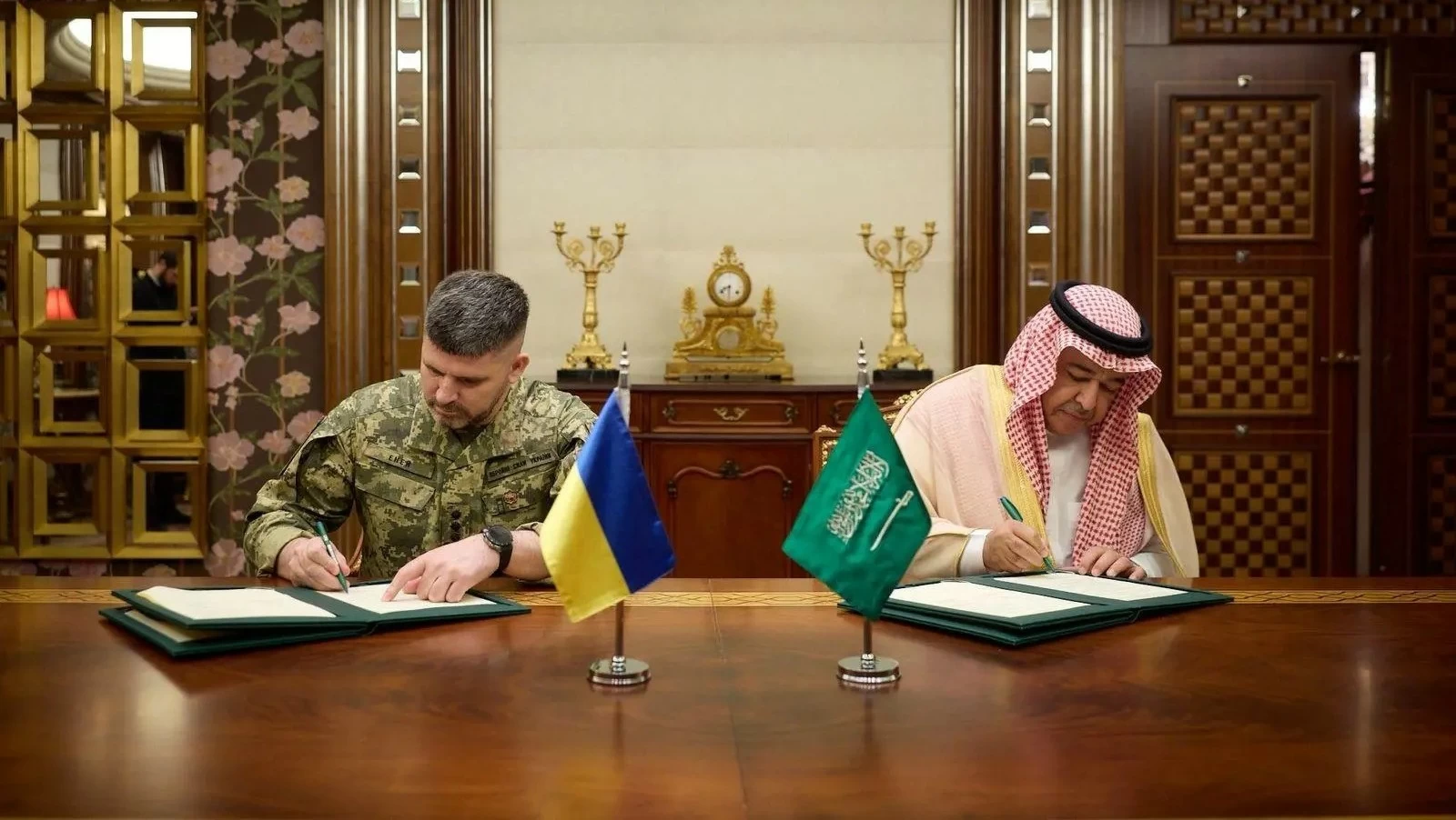 وزارة الدفاع ونظيرتها الأوكرانية توقِّعان مذكرة ترتيبات في مجال المشتريات الدفاعية