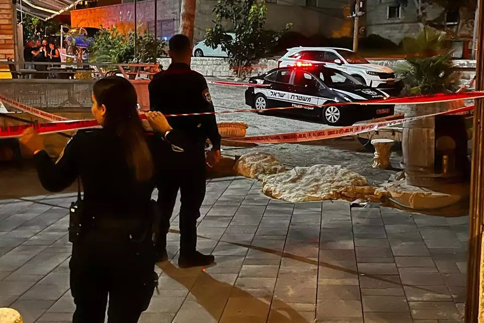 اللد: إصابة رجل (45 عاماً) بجراح خطيرة إثر تعرضه لجريمة طعن