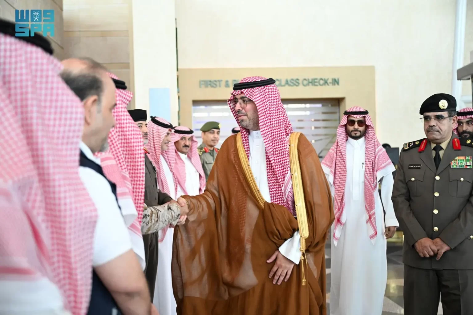 محافظ جدة يتفقد سير العمل بمطار الملك عبدالعزيز الدولي والخدمات المقدمة للمعتمرين والمسافرين