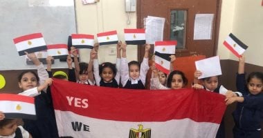 المدرسة المصرية بقطر تحتفل بتحرير سيناء وطلابها يحملون علم مصر