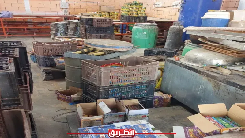 ضبط مصنع لحيازته سلع غذائية منتهية الصلاحية ويتحفظ على 22 ألف عبوة بتموين قنا ​