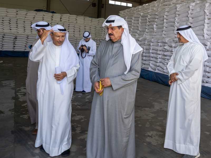 رئيس الوزراء يتفقد الشركة الكويتية للتموين و«المطاحن والمخابز»