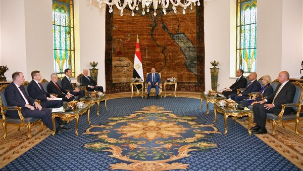 نشاط الرئيس اليوم، السيسي يستقبل مساعد بوتين ويتقدم مشيعي جنازة والد مدبولي (فيديو وصور)