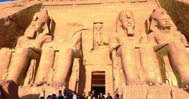 هنا فى أقصى الجنوب.. الشمس تتعامد على وجه رمسيس الثانى بـ22 أكتوبر فى ظاهرة جسدها المصريون القدماء.. تحدث مرتين فى السنة.. أشعة الشمس تخترق الممر الأمامى لمدخل معبد رمسيس حتى تصل لقدس الأقداس
